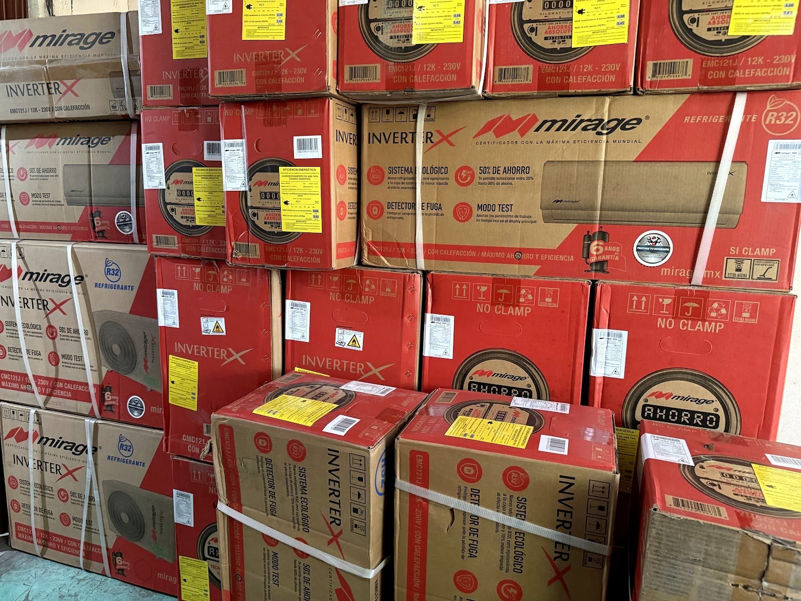Cajas de minisplits inverter apiladas en bodega