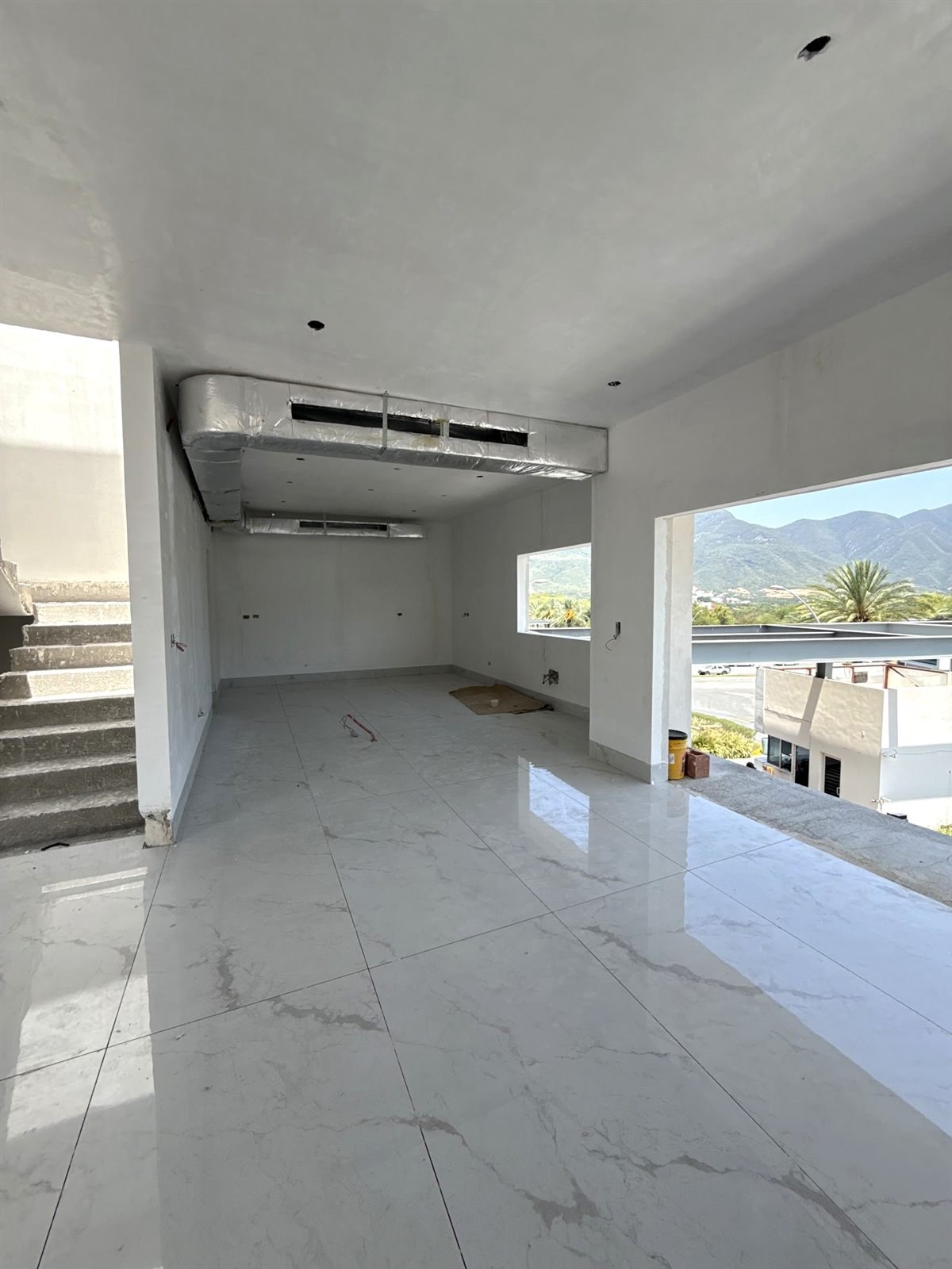 Ducto con rejilla lineal en una residencia con vista a la sierra